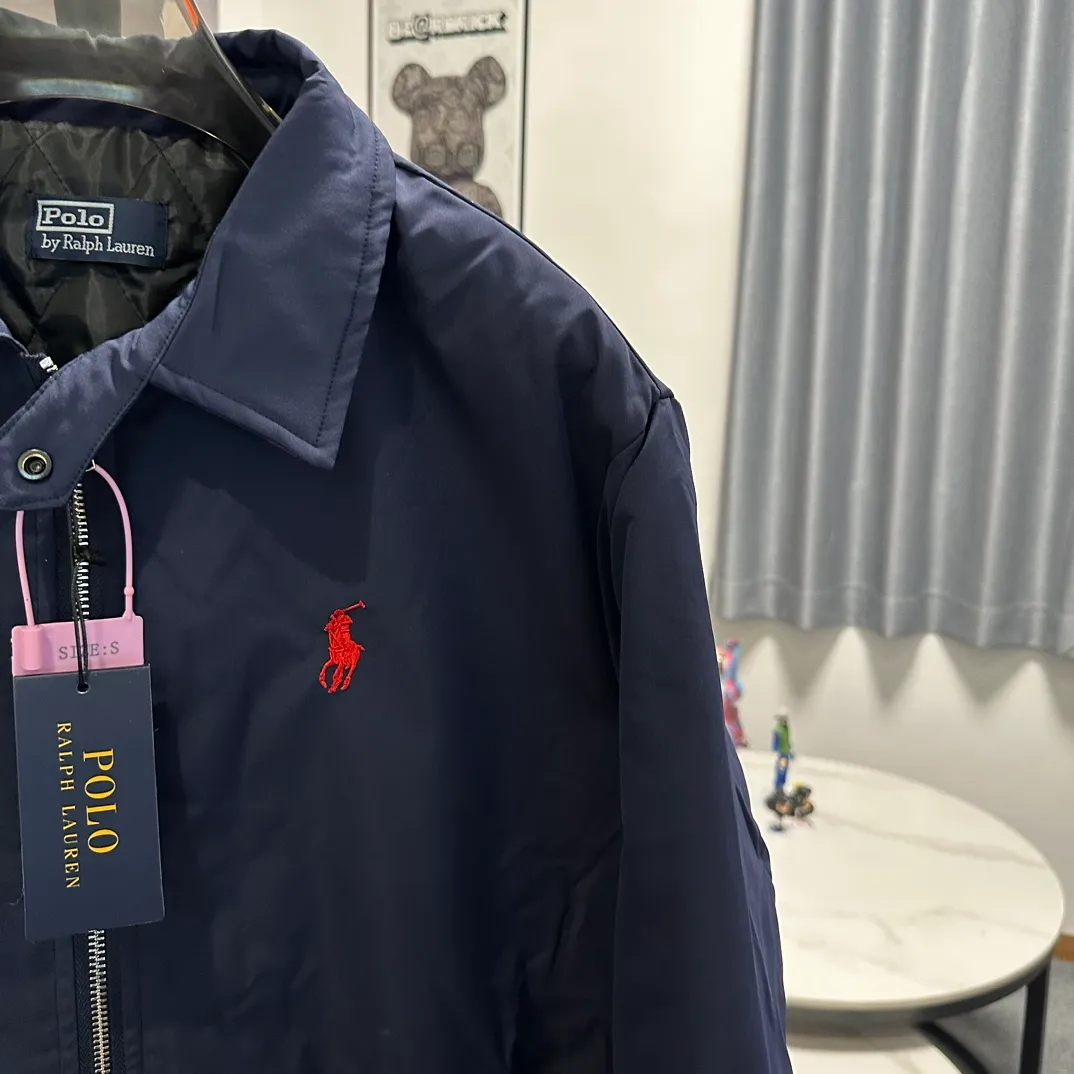 P370 #R44 Ralph Lauren veteran Harrington lapel jacket cotton winter old money style cotton jacket, same style for men and women. Classic fit design, retro windproof cotton jacket, button collar, embroidered pony logo on the chest, elastic cuffs elastic band hem collar zipper windproof design perfect fusion of casual style and street trend elements, very suitable for neutral wear. The fabric texture of cotton clothing is very good and comfortable to wear. It is a very versatile and trendy winter item. Developed from the original version, 100% pure cotton fabric and exquisite embroidery, buy with confidence, retro will never go out of style!  Color Black Navy Khaki Size: S M L